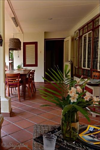JulianadorpにあるB&B Villa Zomerlandのリビングルーム(テーブル、花瓶付)