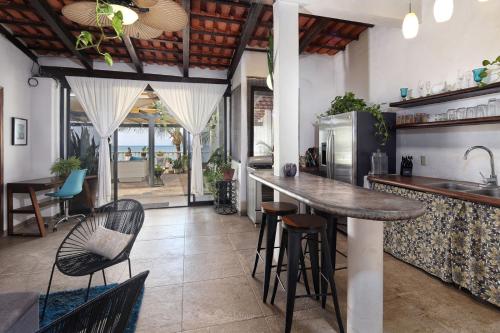 Hotel Vista Oceana Sayulita في سايوليتا: مطبخ مع طاولة وكراسي وكاونتر