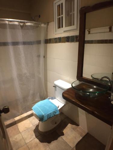Un baño de Hotel y Restaurante Mama Ines