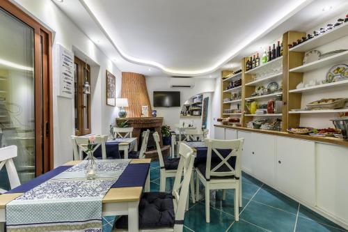 Beach Hotel 14Leoni b&b في ساليرنو: غرفة طعام بها طاولة وكراسي