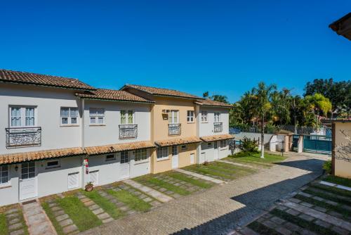a row of apartment buildings with a courtyard at Bhaus Juqueí | Beach House | Praia in Juquei