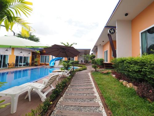 Bazen u ili blizu objekta Nai C Resort
