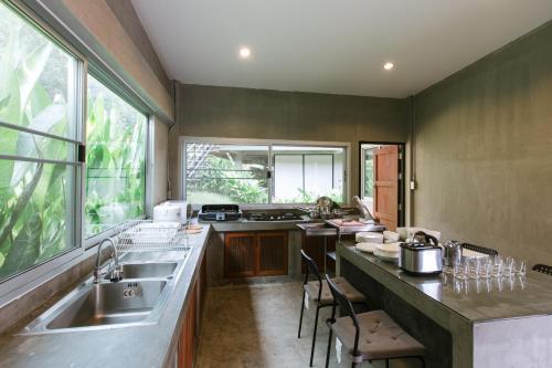 Virtuvė arba virtuvėlė apgyvendinimo įstaigoje Mighty Mountain Thailand