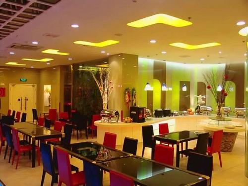 מסעדה או מקום אחר לאכול בו ב-Tomolo Hotel Wuzhan Branch