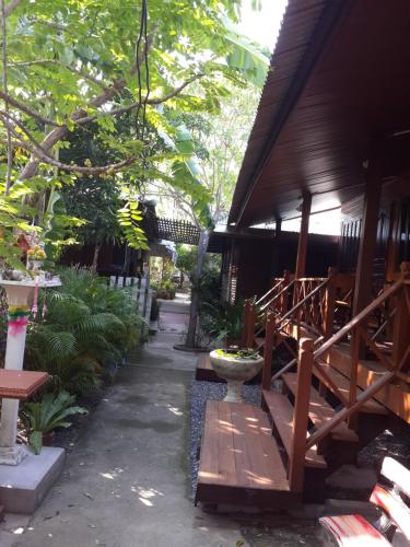 Κήπος έξω από το Baan Kong Homestay