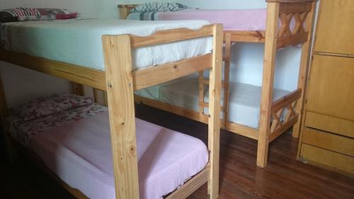 Hostel Marino Rosario في روزاريو: سرير بطابقين في غرفة
