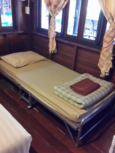 Ένα ή περισσότερα κρεβάτια σε δωμάτιο στο Baan Kong Homestay