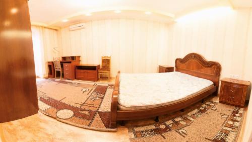 オムスクにあるOmsk Sutki Apartments on 70 let oktyabrya 16/4のベッドルーム1室(大型ベッド1台付)