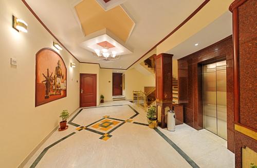 Habitación con pasillo y techo. en Hotel Gnanam en Thanjāvūr