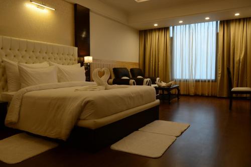Una cama o camas en una habitación de Hotel Dhroov By Mystical Views