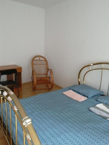 een slaapkamer met een bed, een stoel en een tafel bij FANTASTIC of ACCOMMODATION in Warschau