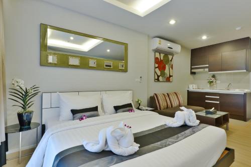バンコクにあるiCheck inn Residence Sukhumvit 1のベッドルーム1室(タオルアニマルのベッド1台付)