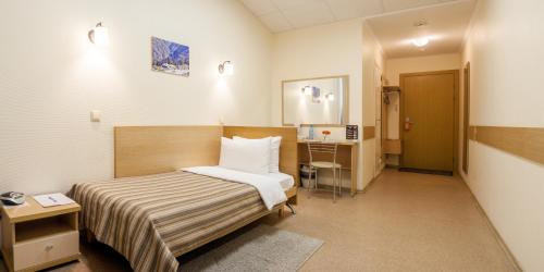 Comfort Hotel tesisinde bir odada yatak veya yataklar