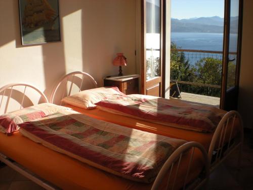 オッジェッビオにあるCasa Gardeniaの窓付きの客室で、ベッド2台が備わります。