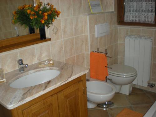 オッジェッビオにあるCasa Gardeniaのバスルーム(洗面台、トイレ付)