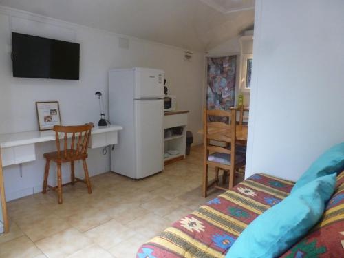 Cette chambre comprend un lit et une cuisine équipée d'un réfrigérateur. dans l'établissement Ia Ora Na, à Fréjus
