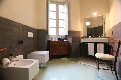 Bathroom sa Residenza d'Epoca Regina d'Arborea