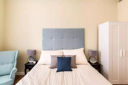 ブダペストにあるVentura régiのベッドルーム1室(大型ベッド1台、青いヘッドボード付)