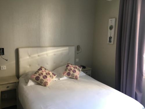Ein Bett oder Betten in einem Zimmer der Unterkunft Hôtel Central