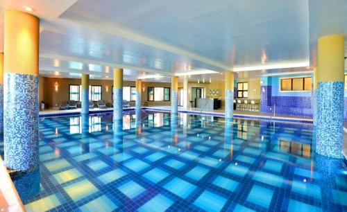 a large swimming pool with blue tiles in a building at Malai Manso Cotista - Resort Acomodações 4 hosp in Retiro