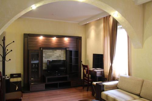 uma sala de estar com um sofá e uma televisão em Shanhai-Blues em Odessa