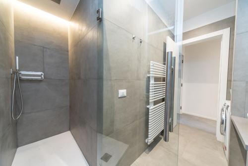 baño con ducha y puerta de cristal en Cupola View, en Florencia