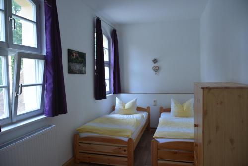 Un pat sau paturi într-o cameră la Ferienwohnung "Schloss Kromlau"