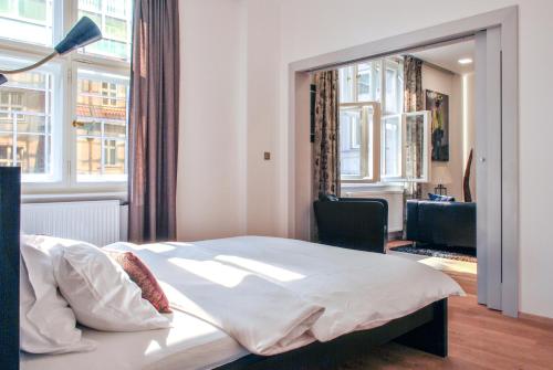 Postel nebo postele na pokoji v ubytování Wishlist Old Prague Residences - Dlouhá 3