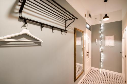 ブダペストにあるMegszűnt - Charming Design Apartment with balconyのバスルーム(鏡、ウォークインシャワー付)