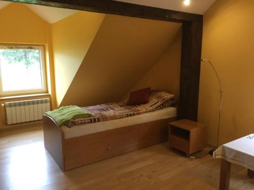 Ένα ή περισσότερα κρεβάτια σε δωμάτιο στο Apartament Pod Garbem