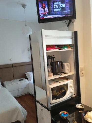 un frigorifero con porta aperta e forno a microonde all'interno di Be My Guest Apartment ad Atene