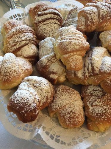 Un mucchio di dolci su un piatto su un tavolo di Corte Bussari ad Arquà Polesine