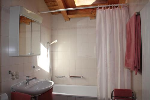 A bathroom at Haus Pan