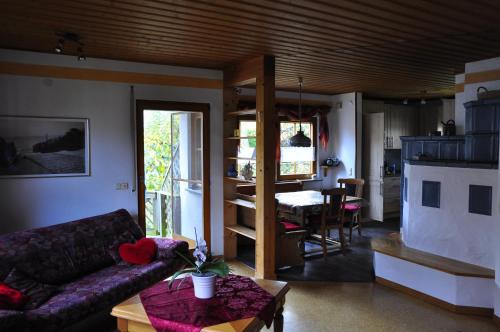 uma sala de estar com um sofá e uma mesa em Ferienwohnung am Bimbach em Herzogenaurach