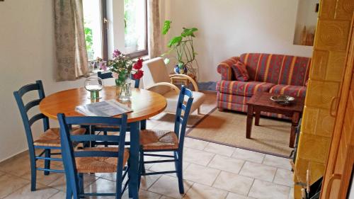 ein Wohnzimmer mit einem Holztisch und Stühlen in der Unterkunft Ferienhaus in Lauterbach mit Kachelofen in Lauterbach