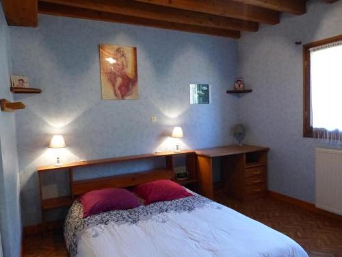 1 Schlafzimmer mit einem Bett, einem Schreibtisch und 2 Lampen in der Unterkunft Gite Equipe avec Espace Vert in Barrais-Bussolles