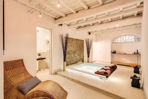 a large room with a hot tub in the middle of it at YH Jacuzzi Suite in Rome