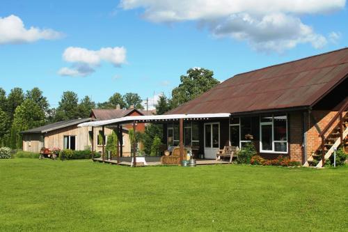 Das Gebäude in dem sich das Ferienhaus befindet