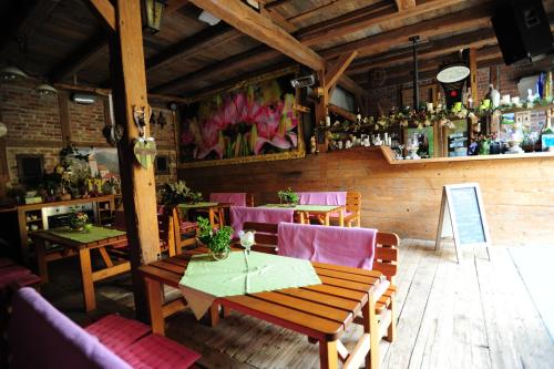 un restaurante con mesa y sillas y un bar en Hotel Piccolo, en Schleiz