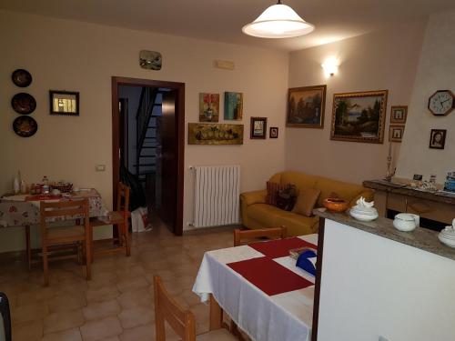 ein Wohnzimmer mit einem Tisch und einem Sofa in der Unterkunft B&B Via Roma in Viggianello