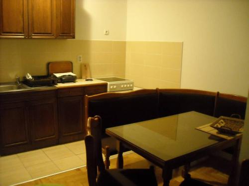 ein Wohnzimmer mit einem Sofa und einem Tisch in der Unterkunft Central Studio Apartment in Novi Sad