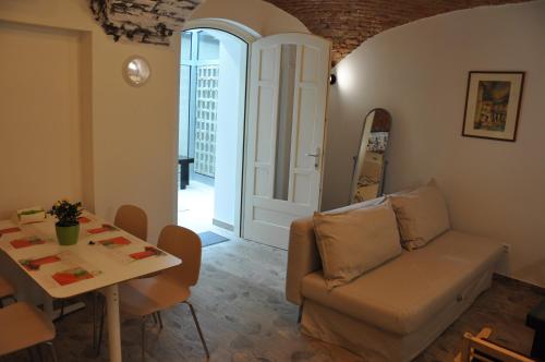 salon z kanapą i stołem w obiekcie Apartment San Marco w Zagrzebiu