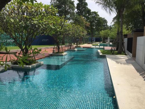Bazén v ubytování Baan Dhewaran Beachfront Villa nebo v jeho okolí