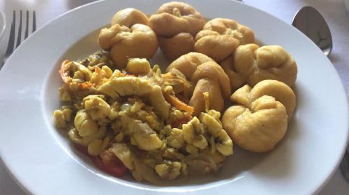 um prato branco de comida numa mesa em Match Resort em Port Antonio