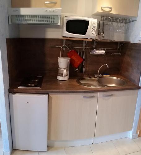 Η κουζίνα ή μικρή κουζίνα στο Chambre d'hôtes La Potinière