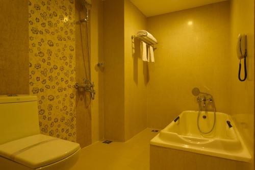 Phòng tắm tại Hotel Gopalapuram International