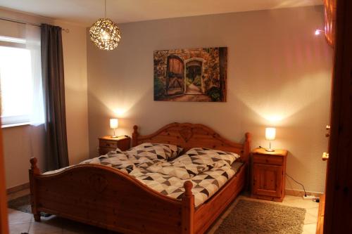 sypialnia z drewnianym łóżkiem i 2 szafkami nocnymi w obiekcie Ferienwohnung "Gecko" w mieście Andernach
