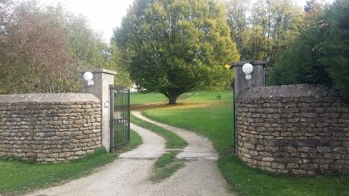an entrance to a stone wall with a gate at La Cle des Champs in Provency