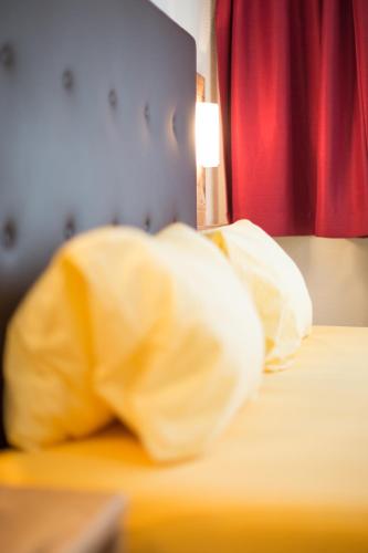 a blurry picture of a bed with pillows on it at Gästehaus Falkner Ignaz in Sölden