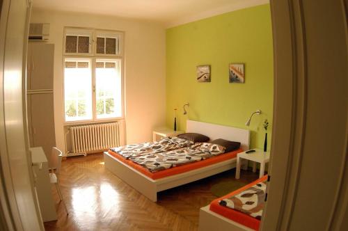 1 dormitorio con 1 cama en una habitación con paredes verdes en Bridge apartment, en Belgrado